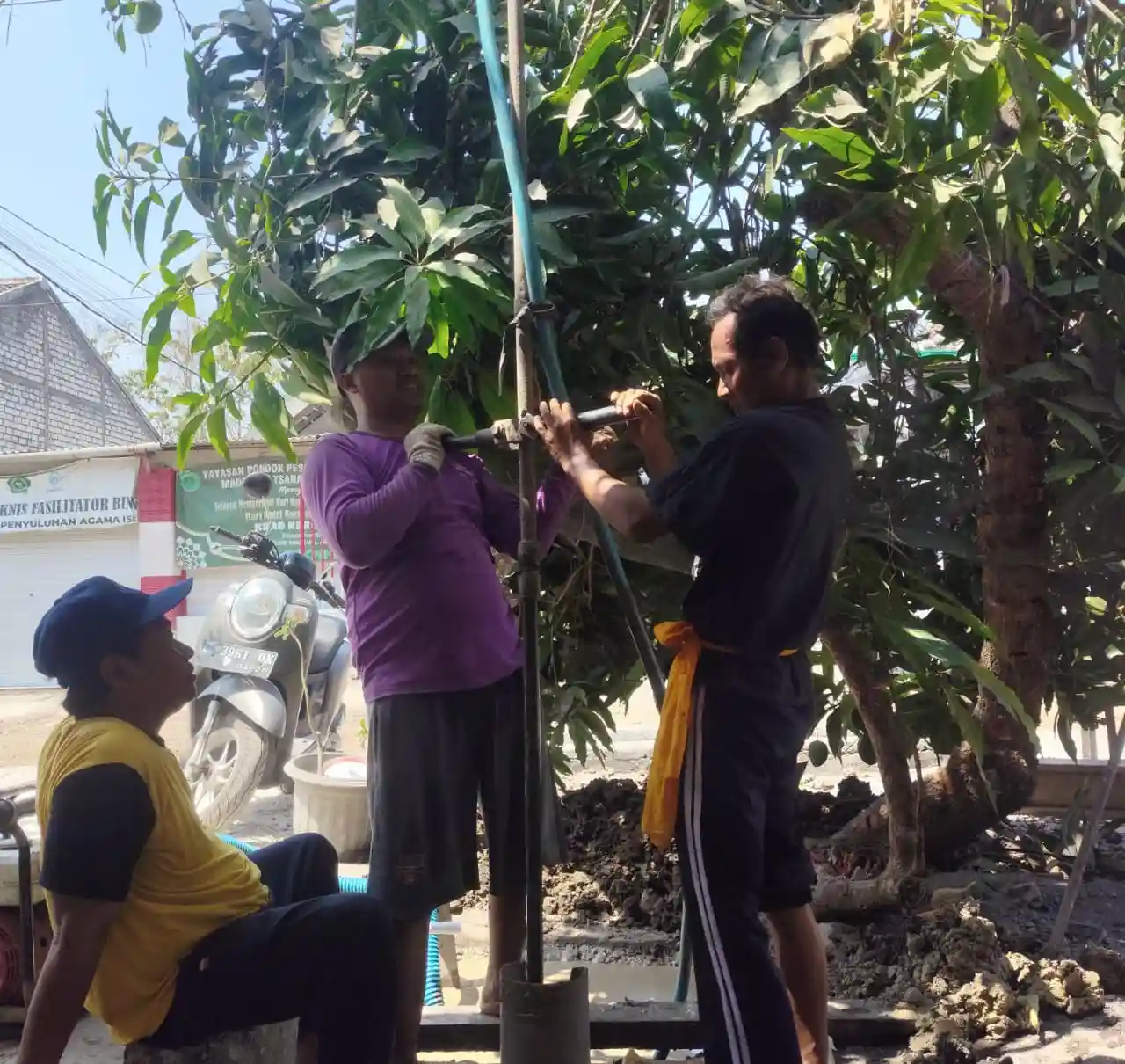 Pengeboran sumur bor manual di pemukiman perumahan Sumberbening.id